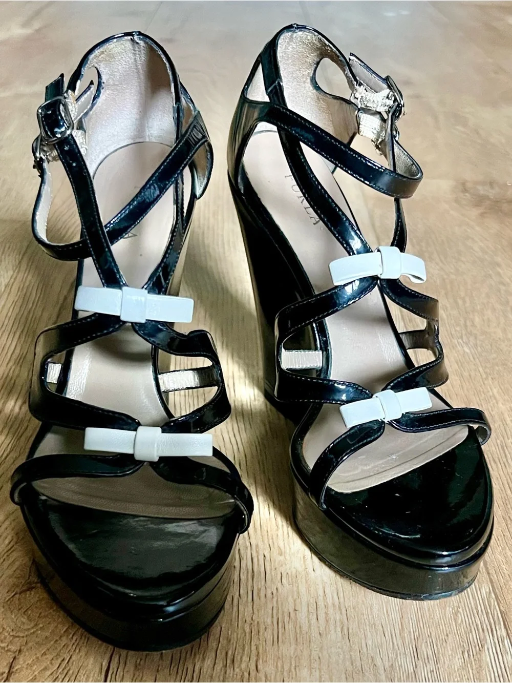 Furla Vero Cuoio Patent Leather Wedge/Platform Bow Sandals